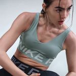 Nike-Pro-Indy-Plunge
