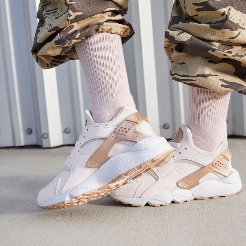 Rose gold hot sale nike huaraches