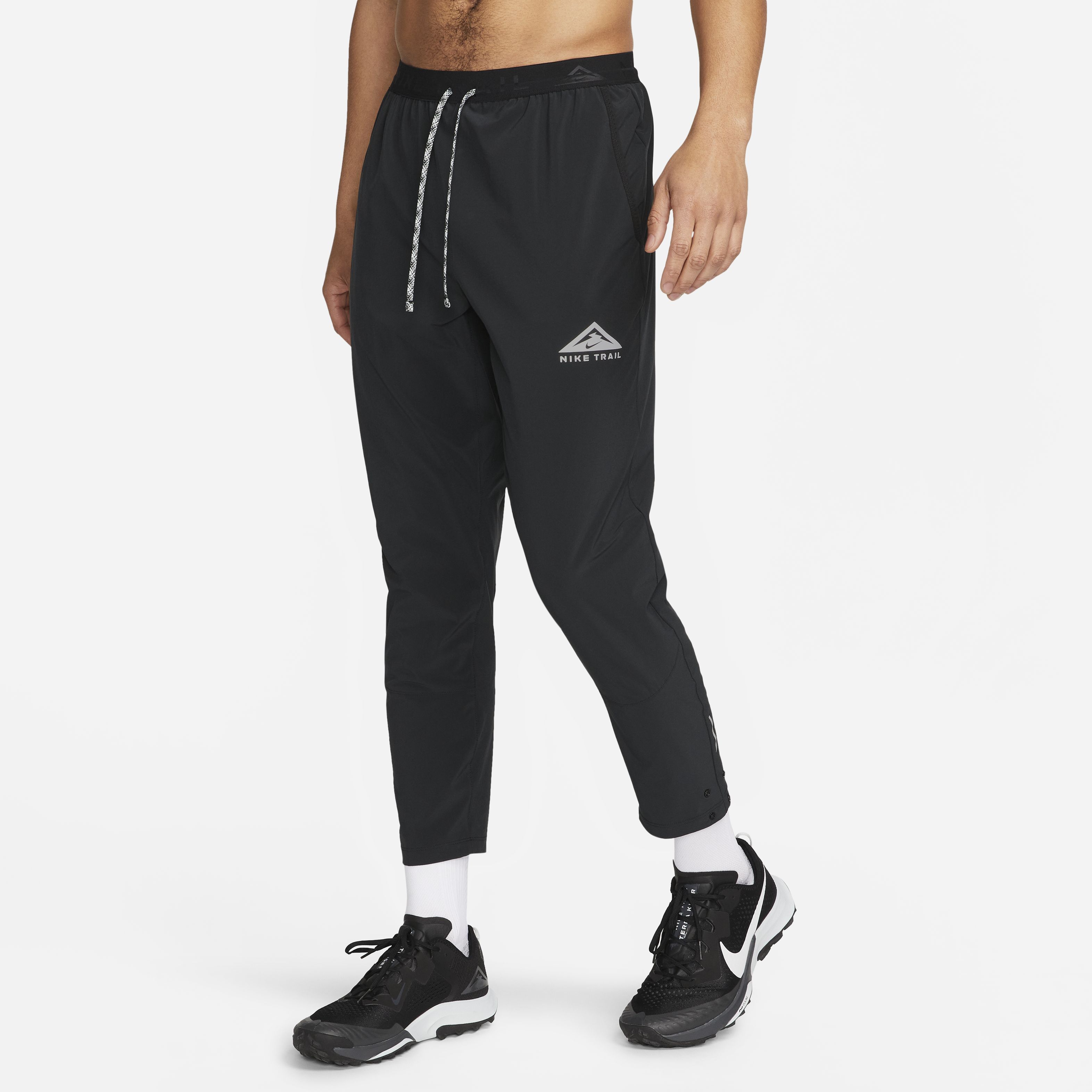Nike challenger 5inch black running shorts, Olah Raga, Baju Olahraga di  Carousell